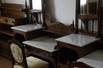 Perabotan bergaya Barat di ruang tamu utama.