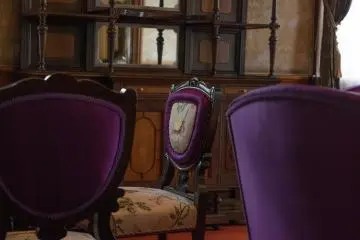 Furnitur bergaya barat dari kamar cadangan.