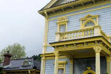 Arsitektur warna-warni rumah publik tua adalah fitur mencolok dari kota Motomachi.