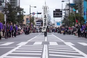 The Shimada Obi Festival banner at the head of the procession