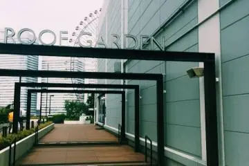 Pemandangan perjalanan menuju rooftop garden