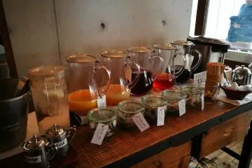 ด้านล่างของโรงแรมเป็นคาเฟ่ มีอาหารให้บริการด้วย