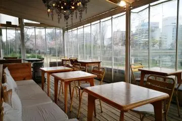 บรรยากาศภายในร้าน ถูกตกแต่งอย่างสบายตา