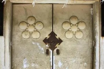 ที่มีภาพนูนสุดสวยของดอกซากุระอยู่บนประตู