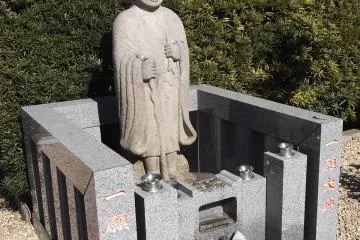 Patung biksu Budha berukuran kecil