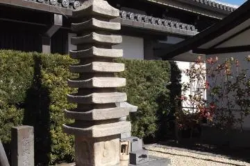Pagoda batu di area pekarangan