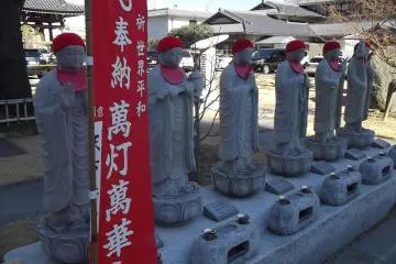 Enam patung 'rokujizo' yang bisa juga Anda temukan di kuil-kuil lainnya