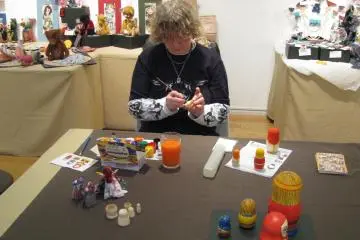 Demonstrating matryoshka painting