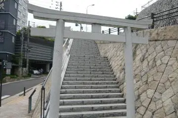 The torii and steps up the hill to the shrine