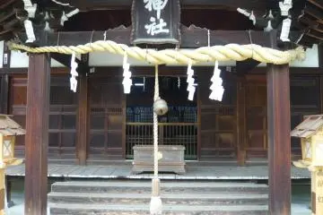 The front steps of Yu Jinja