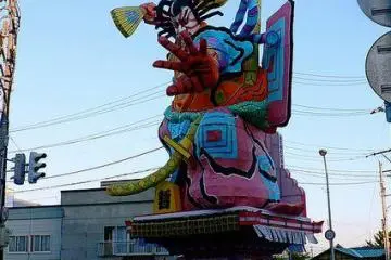 Arrive before dark and you can see the floats and their handlers prepping for the parade.