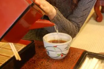 Drinking hot tea during the cold winter (Photo: Yu Ito)