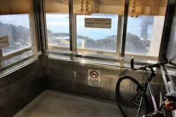 <p>Avec votre v&eacute;lo ou votre moto, un ascenseur vous permet de rejoindre l'&icirc;le en contrebas</p>
