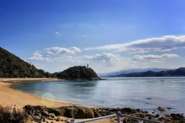 <p>A l'ombre d'une crique, une plage paradisiaque et une petite &icirc;le, couronn&eacute;e d'un phare et d'un sanctuaire</p>