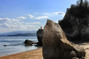 <p>Un petit sentier vous permet de rejoindre une autre plage, de l'autre c&ocirc;t&eacute; de l'&icirc;le</p>