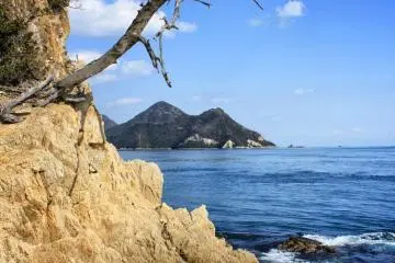 <p>Le courant est particuli&egrave;rement fort ici. Mieux vaut r&eacute;sister &agrave; la tentation d'une petite baignade et ne pas s'aventurer dans l'eau.</p>