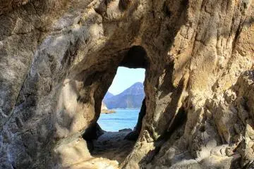 <p>L'&icirc;le est un vrai gruy&egrave;re, on peut souvent traverser ces trous creus&eacute;s par le temps</p>