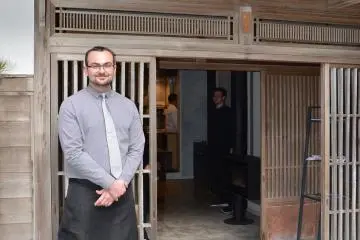 프랑스인 웨이터가 마중 나와 준다