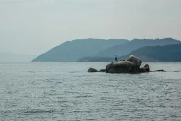 이 낚시꾼이 어떻게 여기 왔는지는 모르겠지만, 나는 그의 헌신을 존경해!