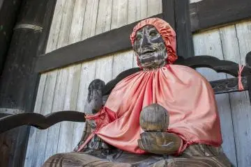 Une statue de Binzuru dans des vêtements rouge au Todai-ji de Nara