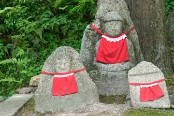 Des statues portant des bavoirs rouges au Kiyomizu-dera, Kyoto