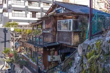 Abandoning the main shopping streets and taking a walk through the village is great, there are a lot of great old japanese style houses.