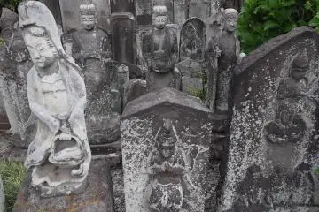 More small Buddhist statues around the family grave