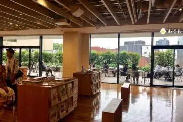 La tercera planta y los asientos al aire libre de la cafetería