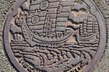 The drain covers in the park feature the warships of the Kono Clan that used to dominate the Inland Sea