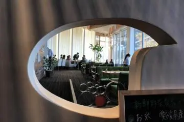 The reasonably priced restaurant in Sunrise Itoyama has considerable style...