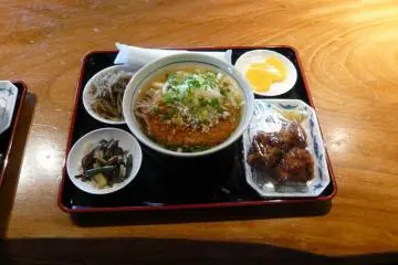 <p>เสิร์ฟพร้อมกับไก่ชุดเกล็ดขนมปังทอดและวางอยู่ด้านบน&nbsp;</p>