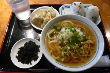 <p>ราดด้วยหัวหอม</p>
