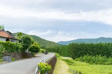Un certain nombre de villages paisibles parsème la route du Kumano Hongû Taisha, offrant une vue splendide avec les Montagnes de Kumano en arrière-plan.
