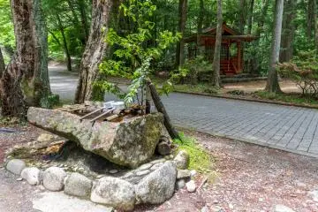 Le Hosshinmon-oji, sanctuaire subsidiaire marquant l'entrée dans l'enceinte du Kumano Hongû Taisha.
