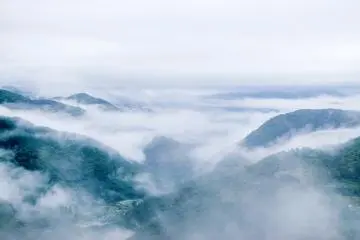 Vue sur les montagnes brumeuses de Kumano, sur le tronçon entre le Takijiri-oji et Takahara de la route de Nakahechi.