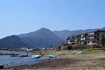 ภูเขารายล้อมรอบทะเลสาบคะวะกุชิโกะ (Kawaguchiko)
