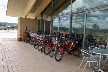 Penyewaan sepeda juga tersedia di sini