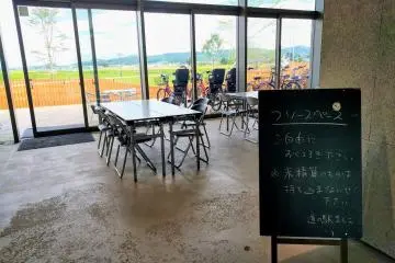 Area kosong untuk aktivitas apapun, yang menghadap ke lahan terbuka