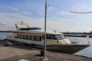 Kapal feri yang biasanya melayani penumpang. Kapal ini bisa sampai ke tujuan dengan cepat.