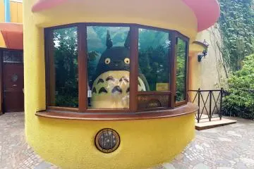 และแน่นอนคุณจะได้พบกับโทะโทะโระ (Totoro) 