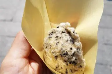 ขนมอะเกะ-มันจุ (Age-Manju) ขนมสอดไส้คล้ายๆ กับซาลาเปา แต่ปรุงด้วยการทอด 
