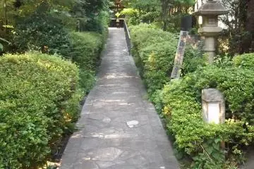 The path at the little side shrine