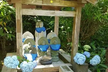รูปปั้นจิโซะ (jizo) คือพระโพธิสัตว์แห่งสัตว์ผู้ทุกข์ยากในอบายภูมิ 