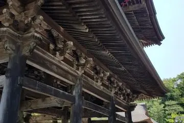 อาคารไม้เก่าแก่ภายในวัด