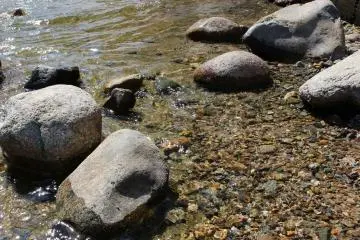 Des pierres au bord de l'eau