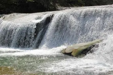 Encore une vue de la puissante cascade
