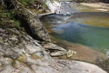 Il faut escalader une échelle intégrée dans la roche pour atteindre la deuxième cascade