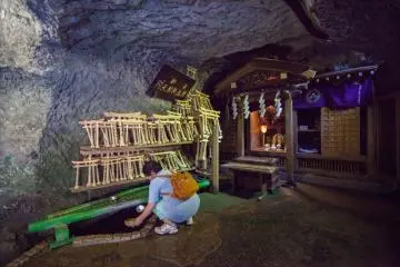 Zeni-arai Benten, le sanctuaire où on lave l'argent