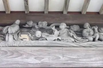 Diorama ukir di bawah atap aula berdoa