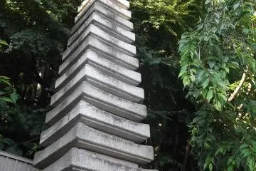 Pagoda yang ada di belakang kuil